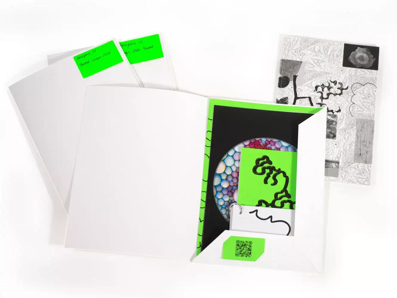 ensemble d’un dossier avec des flyers, modélisations 3D de lettre, planches de recherches